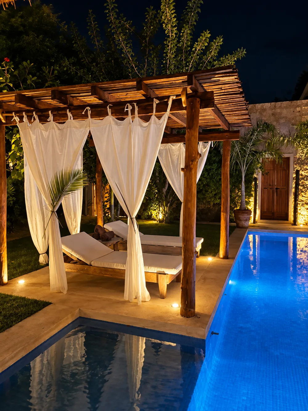 Piscina iluminada durante la noche en Coco Calin